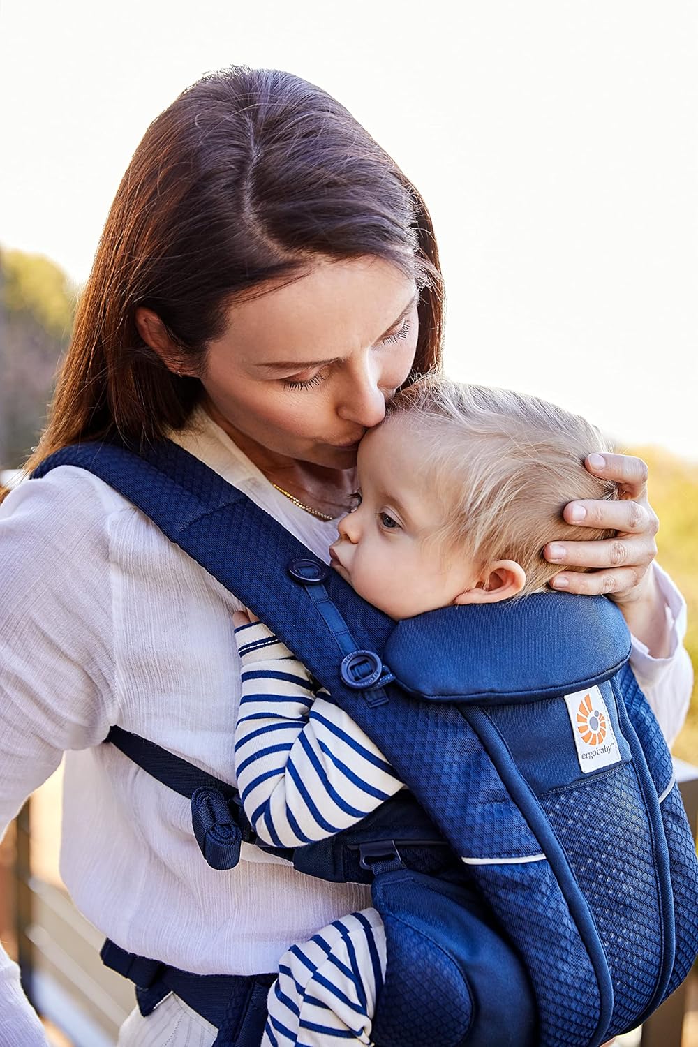 Ergobaby Omni Breeze Babytrage für Neugeborene ab Geburt bis 20kg, 4 Positionen SoftFlex Mesh Ergonomische Babybauchtrage Rückentrage Baby-Tragetasche, Natural Beige