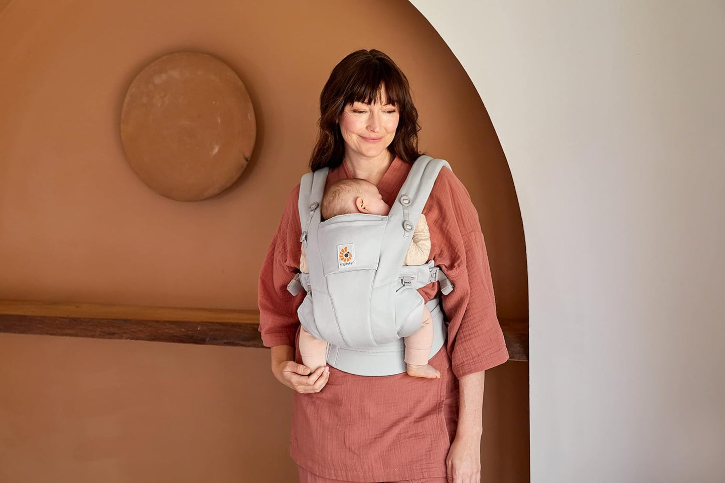 Ergobaby Omni Breeze Babytrage für Neugeborene ab Geburt bis 20kg, 4 Positionen SoftFlex Mesh Ergonomische Babybauchtrage Rückentrage Baby-Tragetasche, Natural Beige
