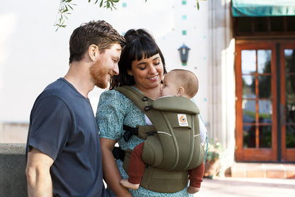 Ergobaby Omni Breeze Babytrage für Neugeborene ab Geburt bis 20kg, 4 Positionen SoftFlex Mesh Ergonomische Babybauchtrage Rückentrage Baby-Tragetasche, Natural Beige